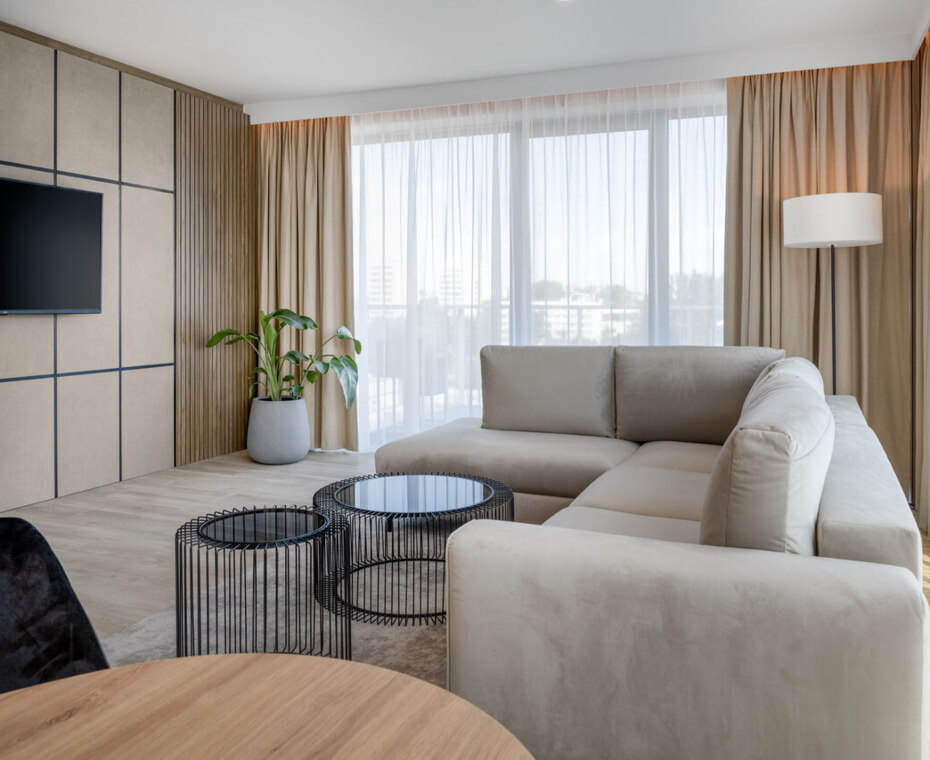 Narożnik w apartamencie w Krakowie – komfortowy mebel w eleganckim wnętrzu hotelu.