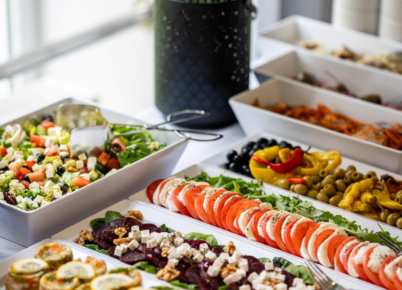 Hotelowy bufet: caprese, sałatka z buraków z fetą, sałatka grecka, oliwki i antipasti, donica z palmą