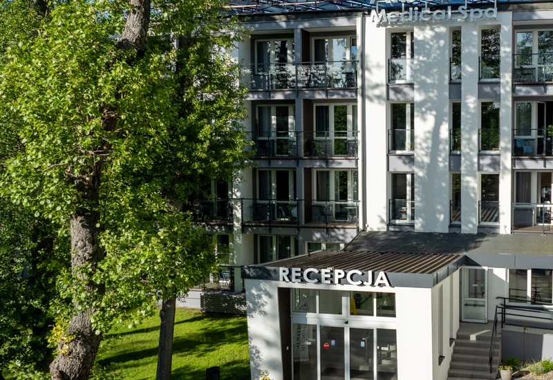 Albatros Medical Spa — nowoczesny hotel z recepcją, balkonami pokoi, panelami słonecznymi na dachu i zielonym otoczeniem