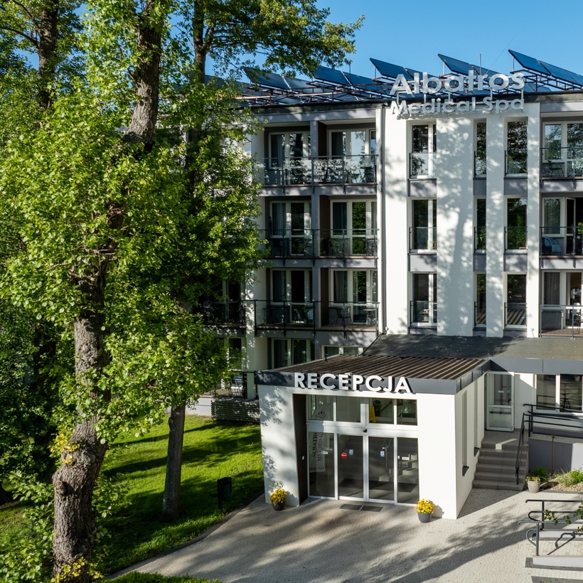 Albatros Medical Spa — nowoczesny hotel z recepcją, balkonami pokoi, panelami słonecznymi na dachu i zielonym otoczeniem