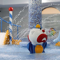 Kolorowy brodzik dla dzieci z zabawnymi fontannami i małym zjeżdżalnią w hotelowym centrum rekreacyjnym.