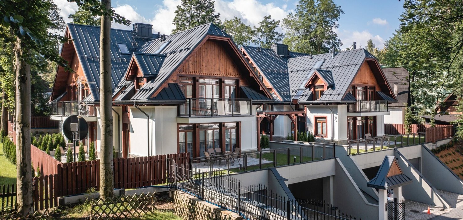 View of a modern two-storey house in the Zakopane style.