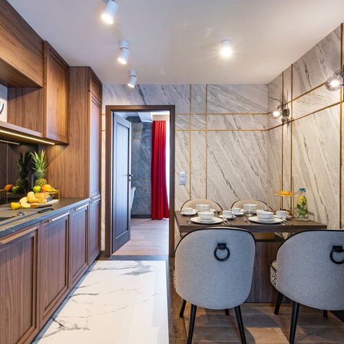 View of the hallway, with a kitchenette on the left and a dining table on the right.