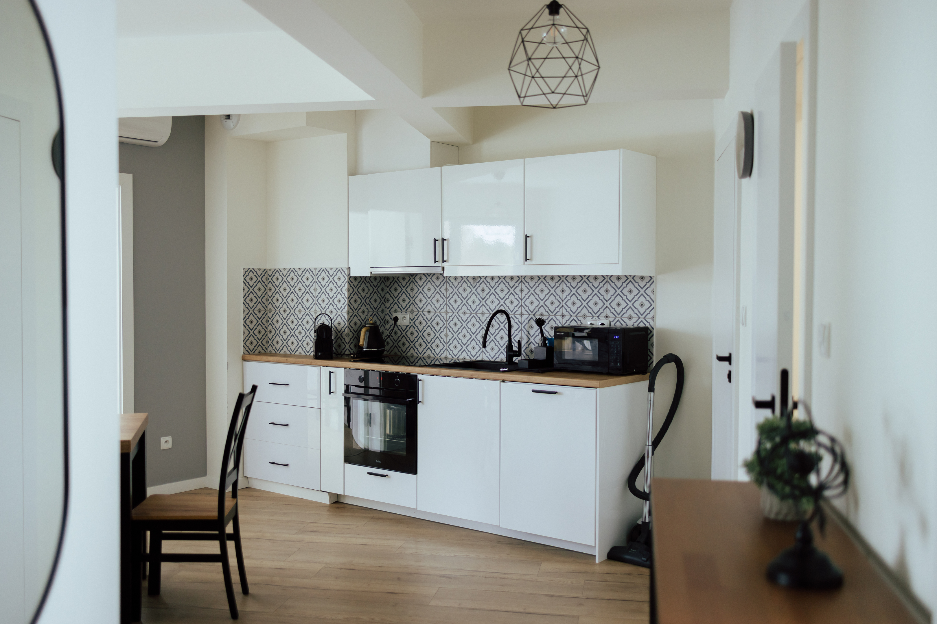 Przestrzenny apartament z jadalnią oraz strefą dzienną