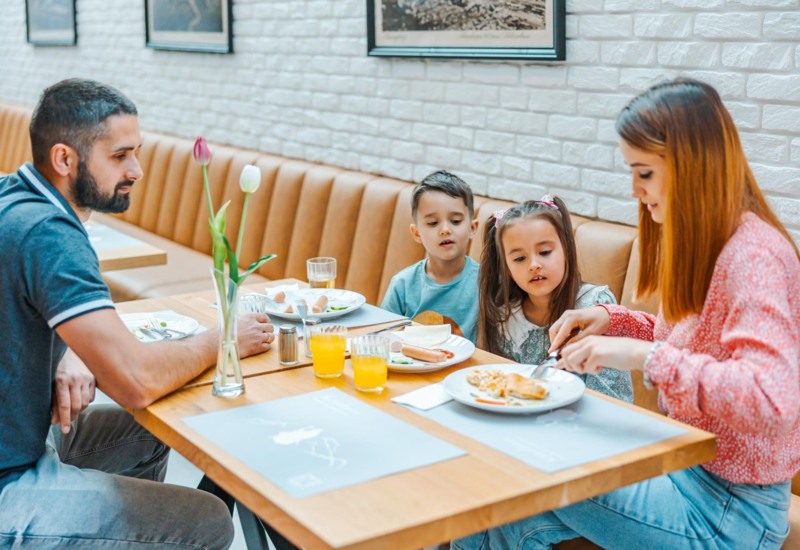 dzieci rodzice rodzina wypoczynek hotel rodzinny restauracja bistro noclegi z basenem