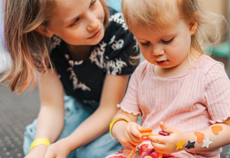 dzieci zabawa dziewczynki pokój zabaw Sosnówka Karpacz noclegi ferie zima