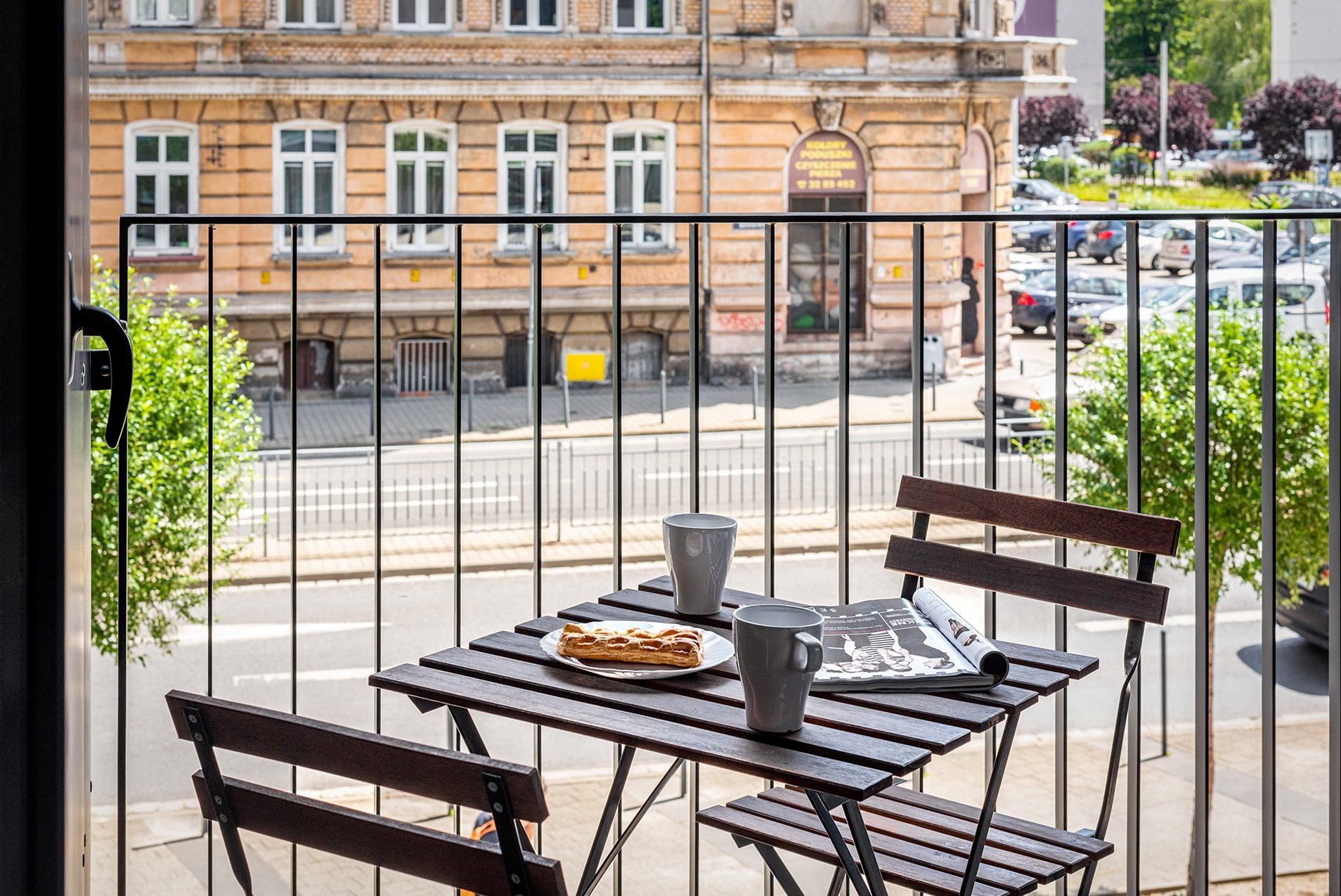 Krzesła i stolik na tarasie restauracji