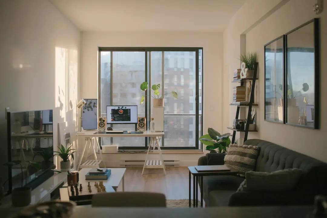 Wrocław służbowo: dlaczego apartament może być lepszy niż pokój hotelowy?