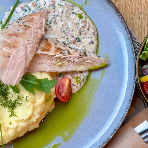 Filet z ryby na puree ziemniaczanym z sosem ziołowym i sałatka ze świeżych warzyw i sera