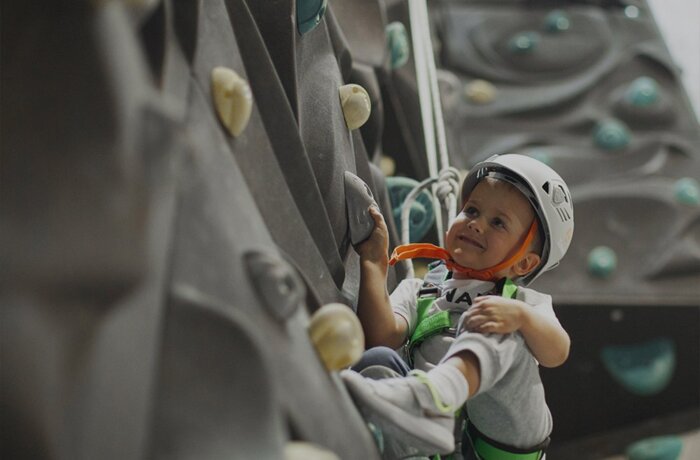 Kletterwand im Hotelinneren