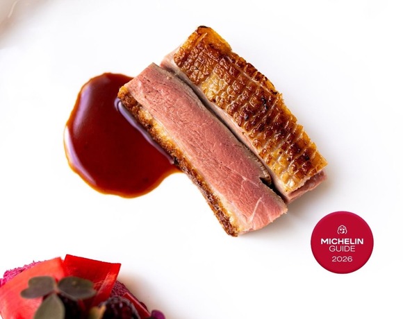 Pierś kaczki z chrupiącą skórką, sosem z czerwonego wina, purée z buraka i owocami; odznaka Michelin 2026.