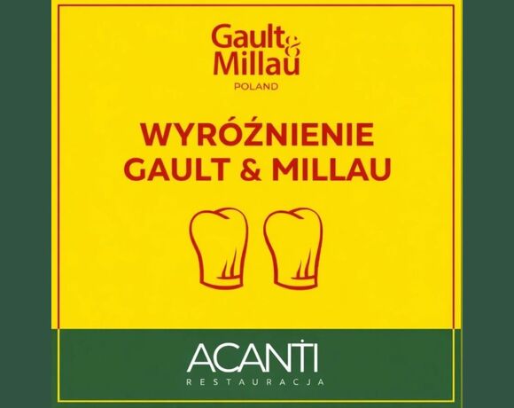 Wyróżnienie Gault & Millau dla restauracji ACANTI, żółta tablica z dwiema czerwonymi czapkami szefa kuchni