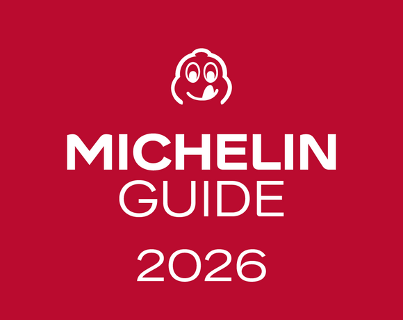 Czerwony znaczek Michelin Guide 2026 z maskotką Bibendum i białym napisem, sygnalizujący prestiżowe wyróżnienie restauracji.