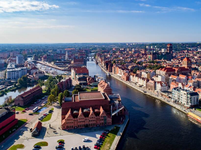 Widok na panoramę miasta oraz przepływającą rzekę