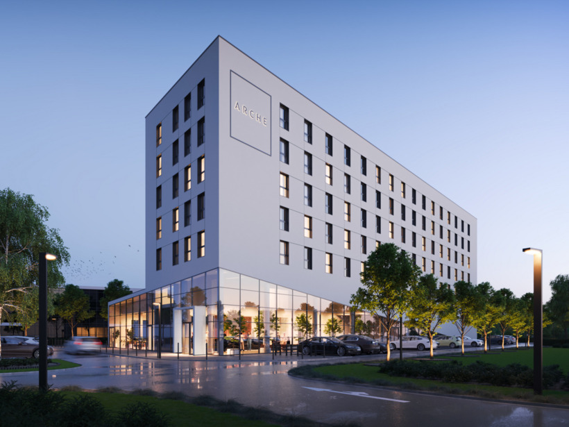 Budynek hotelu Arche w okolicach lotniska w Gdańsku z oświetloną przeszkloną recepcją