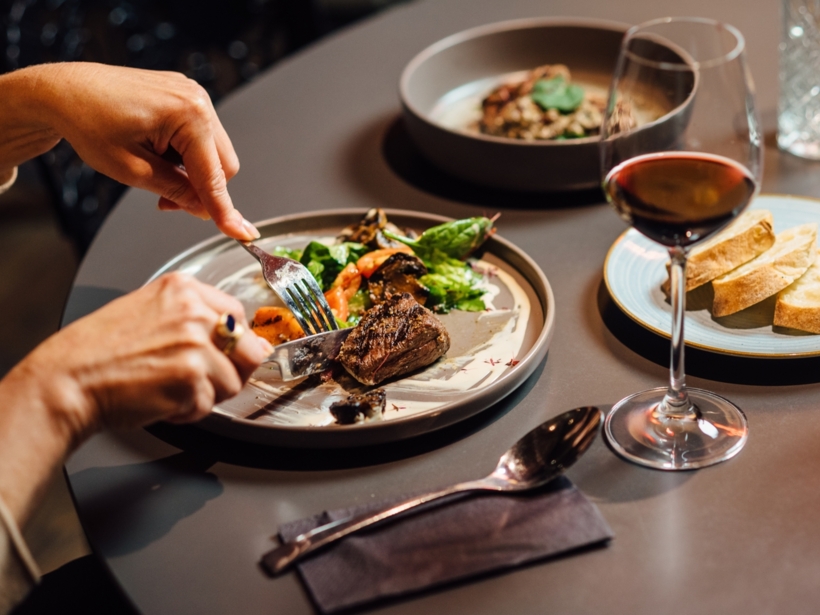 Gość hotelowy spożywający gorące danie przygotowane ze świeżych składników restauracji hotelu Arche