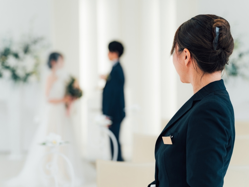 Personel hotelu obserwujący parę młodą podczas uroczystości