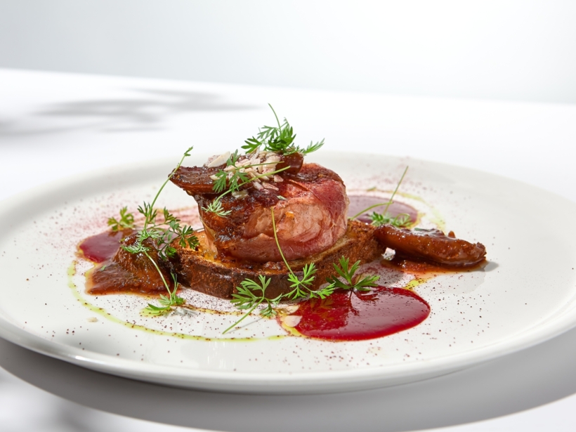 Eleganckie danie przygotowane przez hotelowych kucharzy w restauracji
