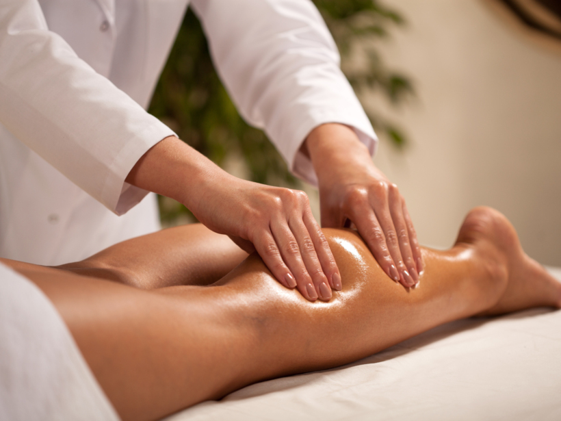 Relaksujący masaż łydek w strefie spa prowadzony przez profesjonalnego masażystę