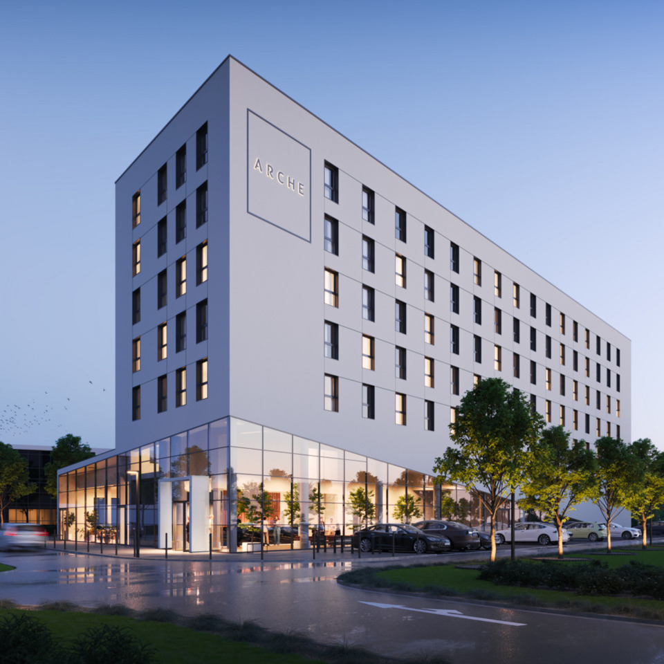 Budynek hotelu Arche w okolicach lotniska w Gdańsku z oświetloną przeszkloną recepcją