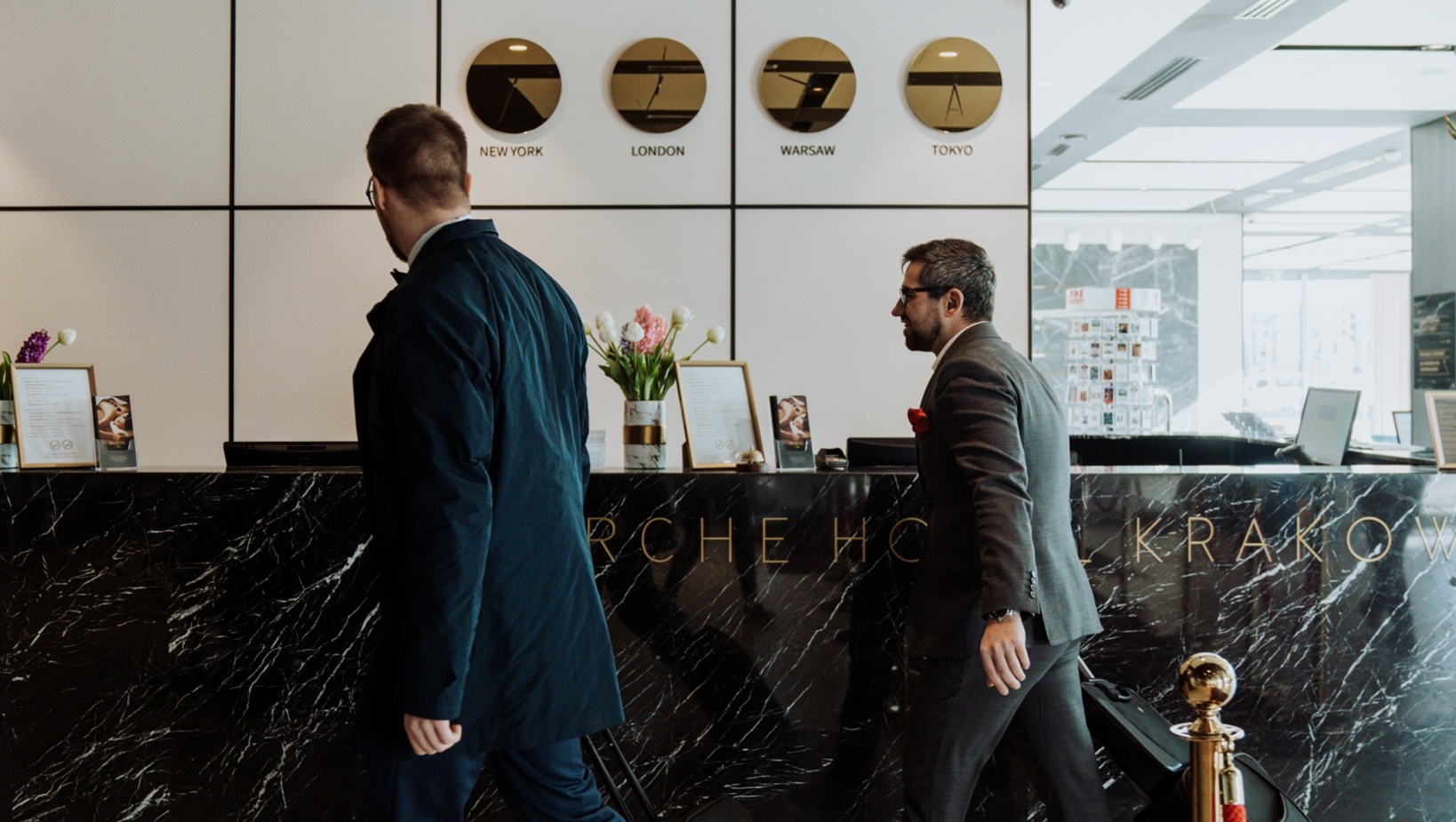 Warszawa hotele blisko lotniska Chopina – wygodne lobby z przestrzenią coworkingową