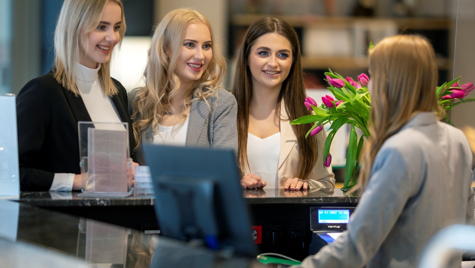 Goście bawiący się na imprezie integracyjnej w hotelowej sali bankietowej