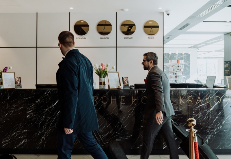 Warszawa hotele blisko lotniska Chopina – wygodne lobby z przestrzenią coworkingową