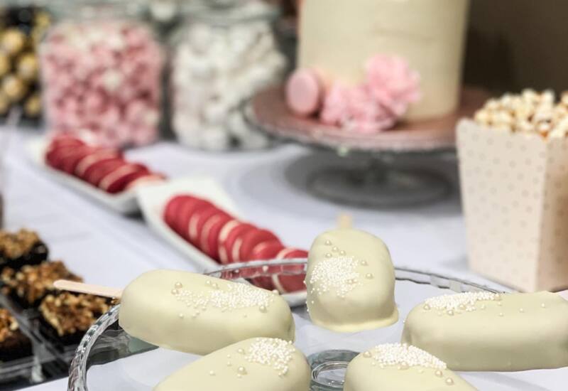 Luksusowo udekorowana sala na jubileuszowe przyjęcie w hotelu