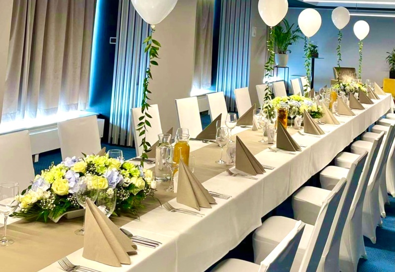 Elegancki tort przygotowany przez mistrza cukierni hotelowej