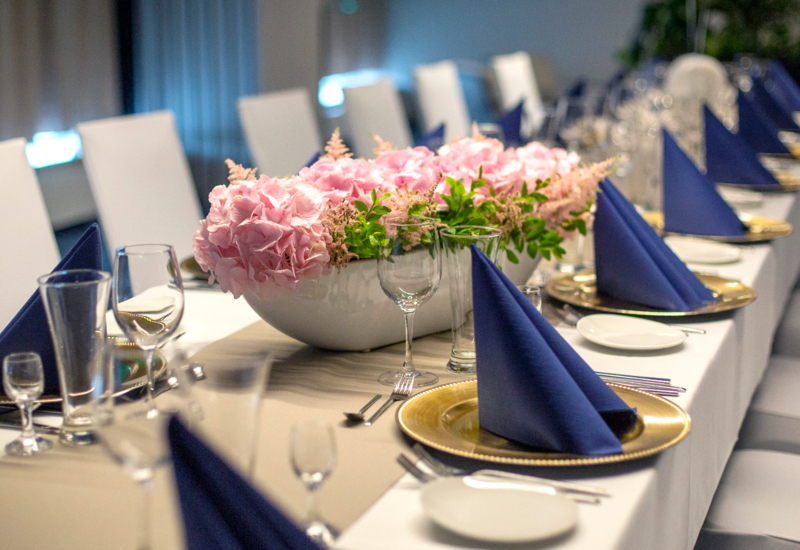 Elegancko udekorowana sala bankietowa na przyjęcie okolicznościowe