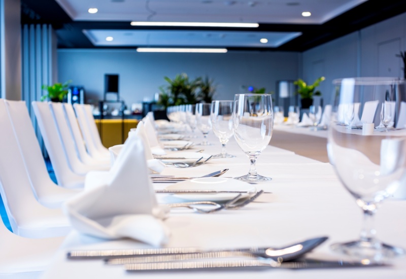 Przyjęcie firmowe w hotelowej sali bankietowej z profesjonalną obsługą