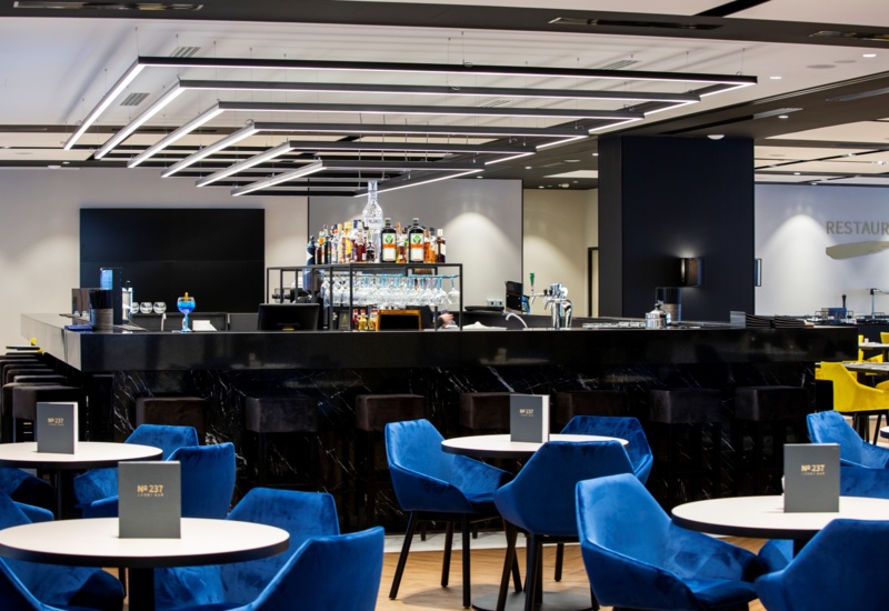 Nowoczesne wnętrze Lobby Bar No. 237 z szerokim wyborem alkoholi