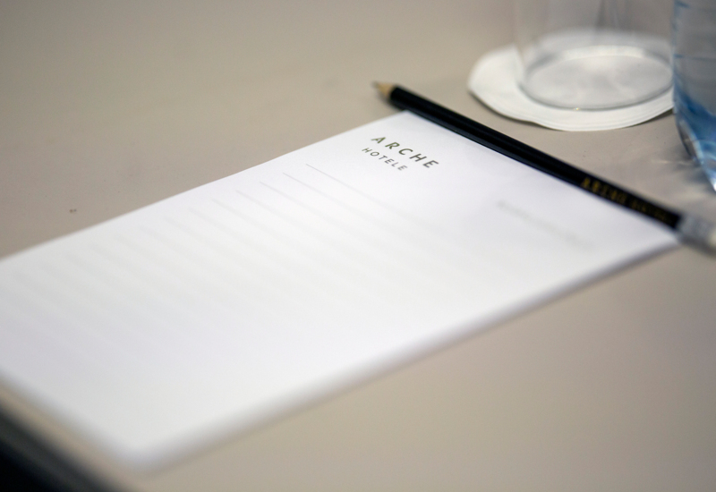 Funkcjonalna sala na eventy firmowe i szkolenia, z dostępem do Wi-Fi i klimatyzacją.