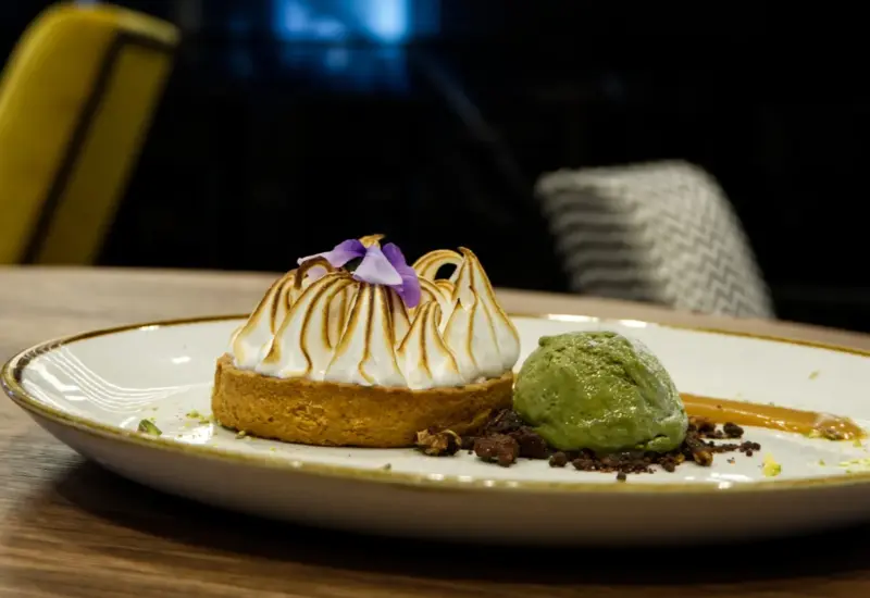 Profesjonalna obsługa dbająca o gości w Restauracji Impresja