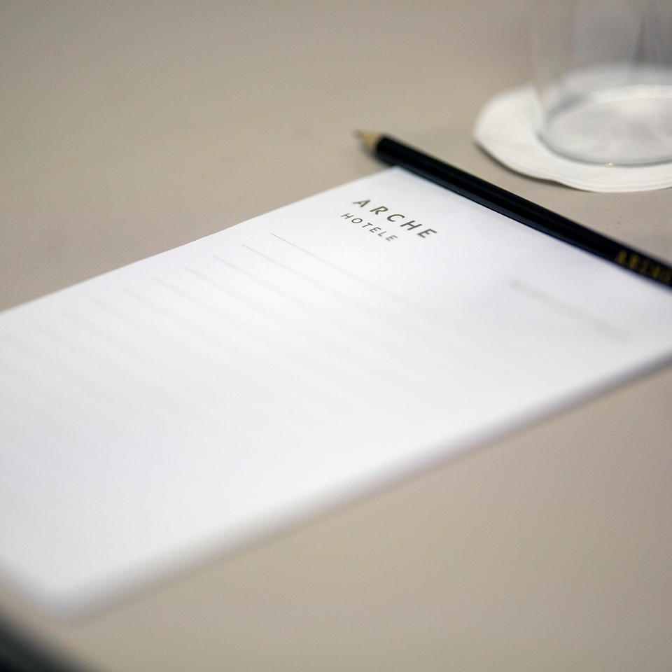 Funkcjonalna sala na eventy firmowe i szkolenia, z dostępem do Wi-Fi i klimatyzacją.