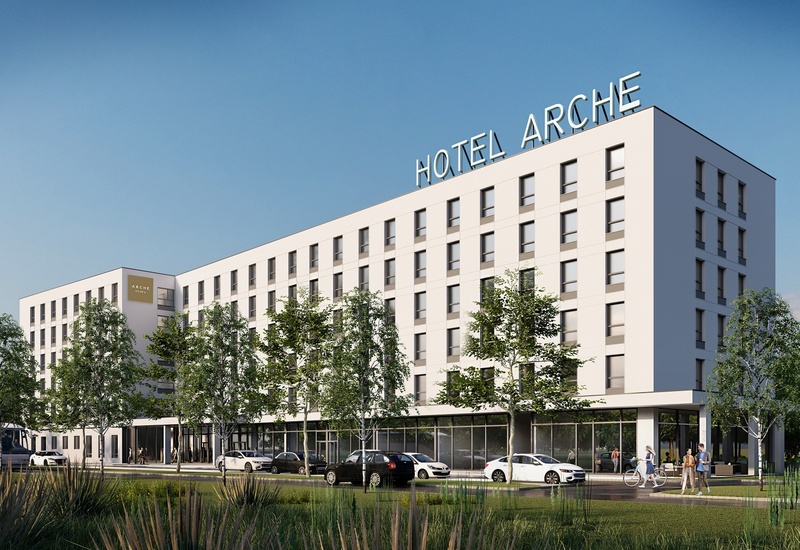 Nowoczesny hotel z dużym napisem „HOTEL ARCHE”, jasną elewacją, przeszklonym parterem, alejką, drzewami, zaparkowanymi autami i gośćmi.