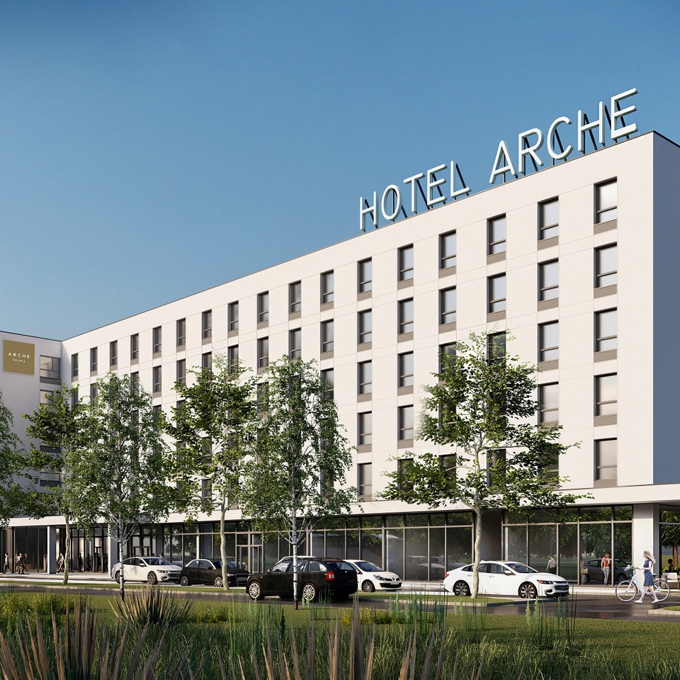 Modernes Mittelklassehotel Hotel Arche mit Dachschild, baumbewachsener Straße, Glas-Foyer, Parkplätzen und Gästen vor dem Eingang