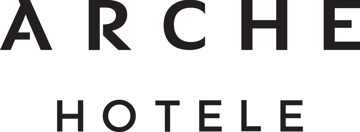 Logo hotelu Arche Hotele z czarnym napisem na białym tle