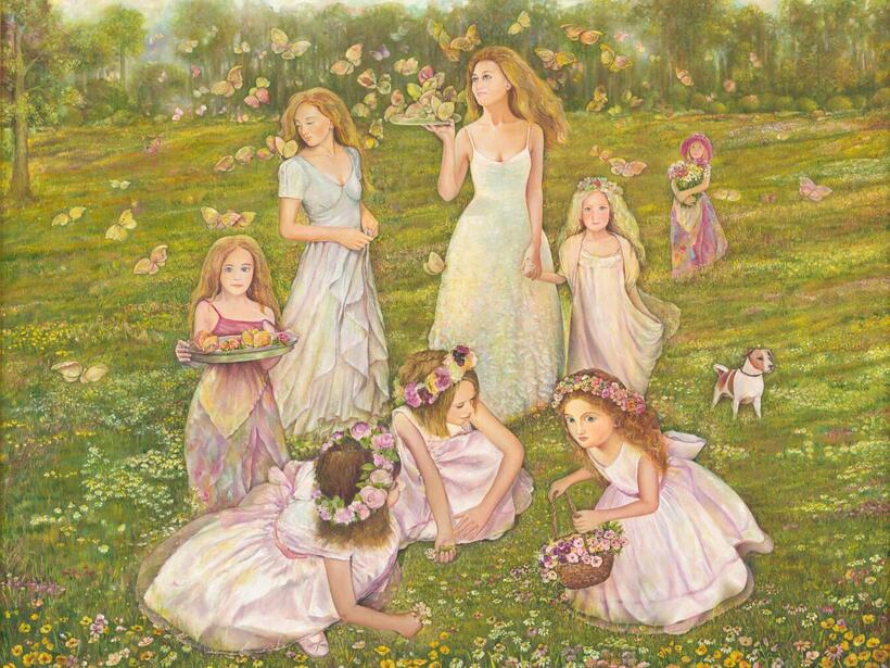 Frauen und Mädchen in fließenden weißen Kleidern mit Blumenkränzen sammeln Blumen auf einer sonnigen Wiese, Schmetterlinge und ein kleiner Hund