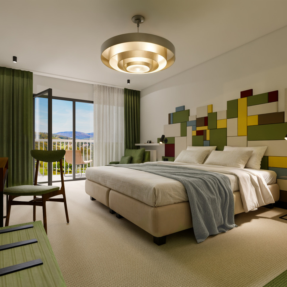 Nowoczesny pokój hotelowy z dużym łóżkiem, kolorową tapicerką, biurkiem i balkonem z widokiem na góry.