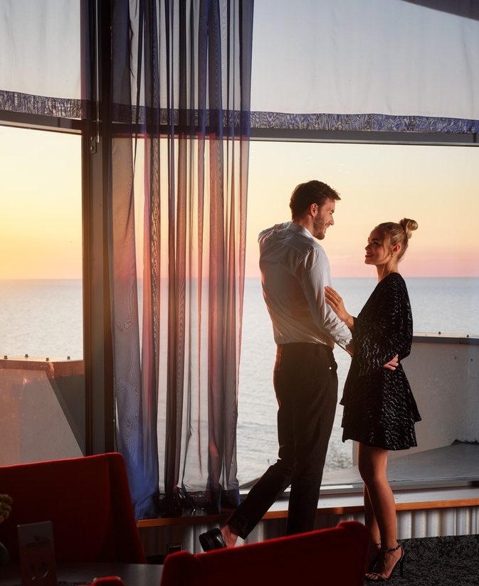 Obrotowa kawiarnia Eleven Cafe na XI piętrze hotelu Arka Medical SPA w Kołobrzegu — panoramiczny widok na morze i miasto