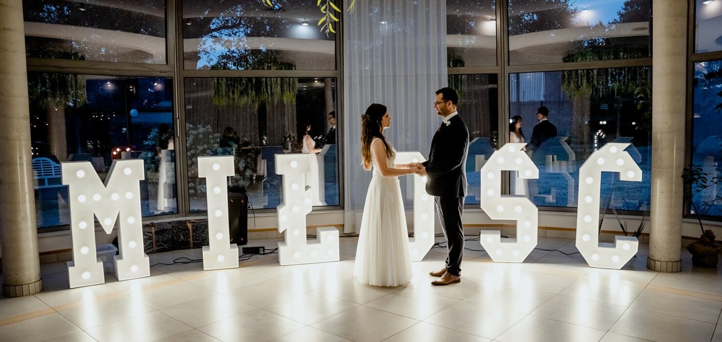 Para młoda pozująca w eleganckim holu hotelowym