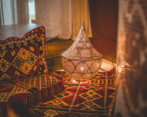Autentyczne dodatki w stylu tureckim – dywany, lampy i orientalne tkaniny