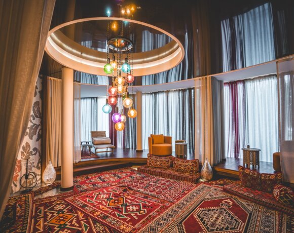 Turecka strefa relaksu z miękkimi poduszkami i mozaikowym światłem