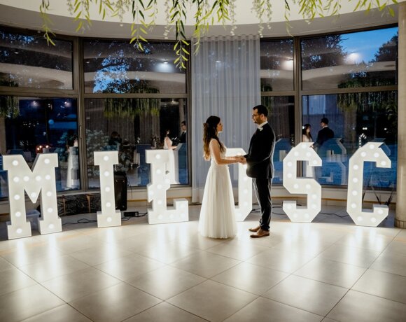 Para młoda pozująca w eleganckim holu hotelowym