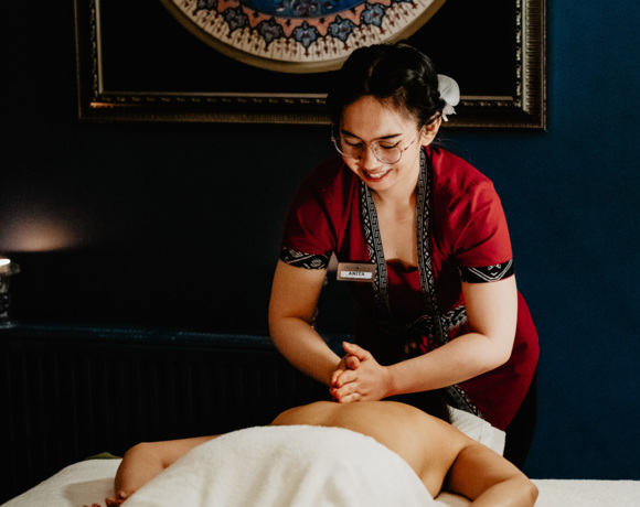 Zabieg masażu tajskiego w orientalnym wnętrzu SPA Aroma Stone