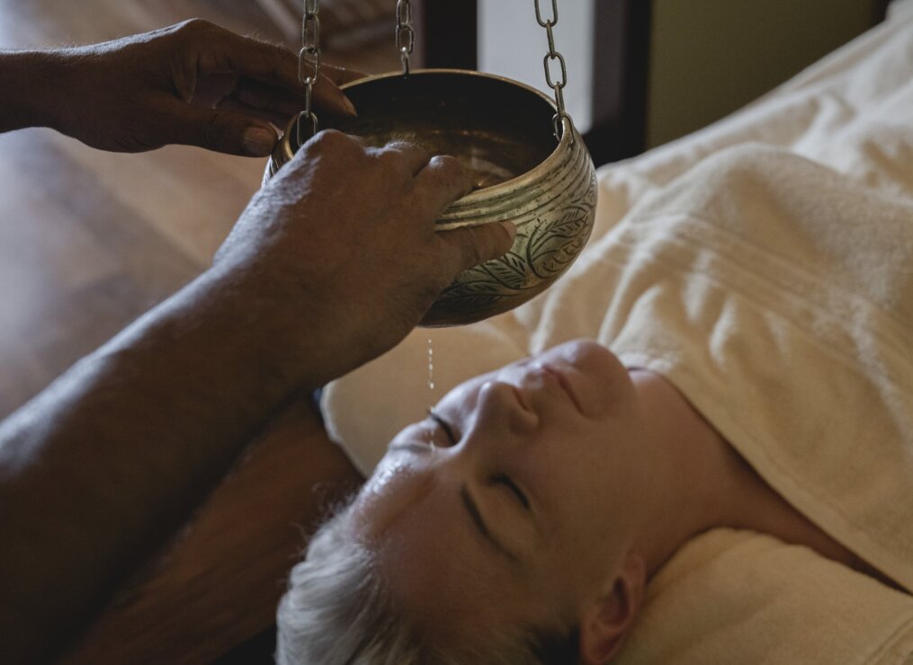 Wohltuender ayurvedischer Stirnguss im Asia Pavillon des Resort Balmer See