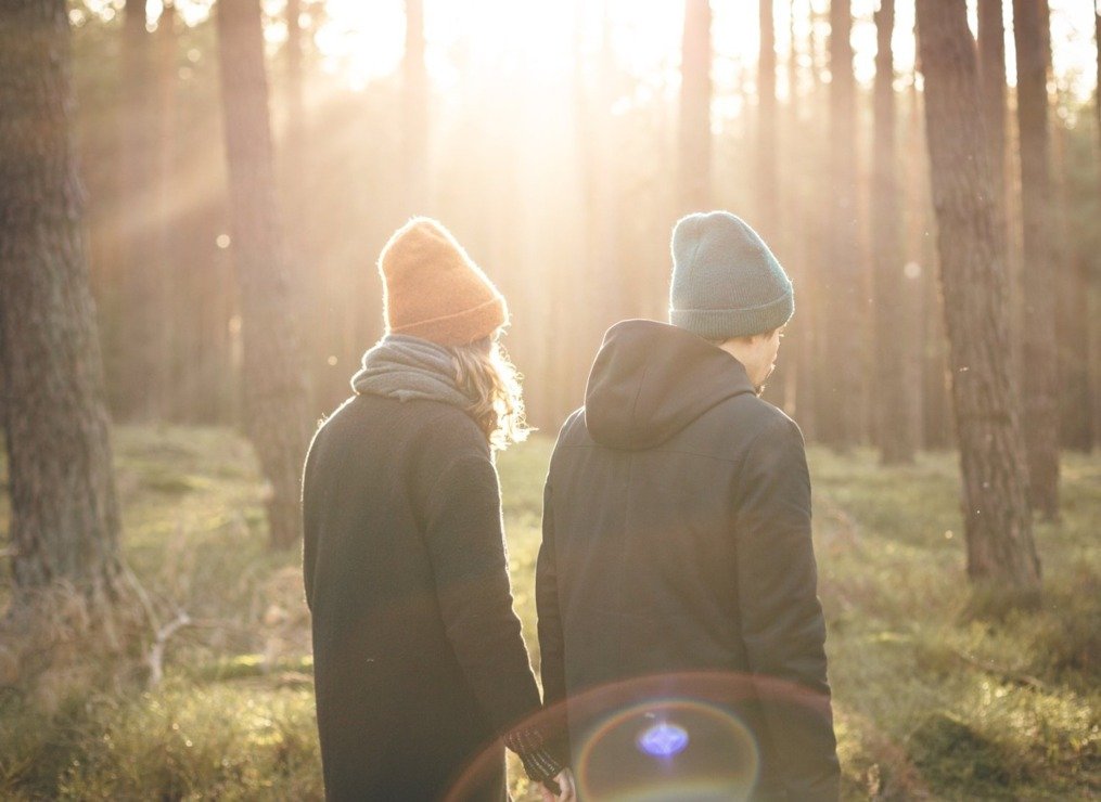 Paar macht Spaziergang in der Balmer Natur