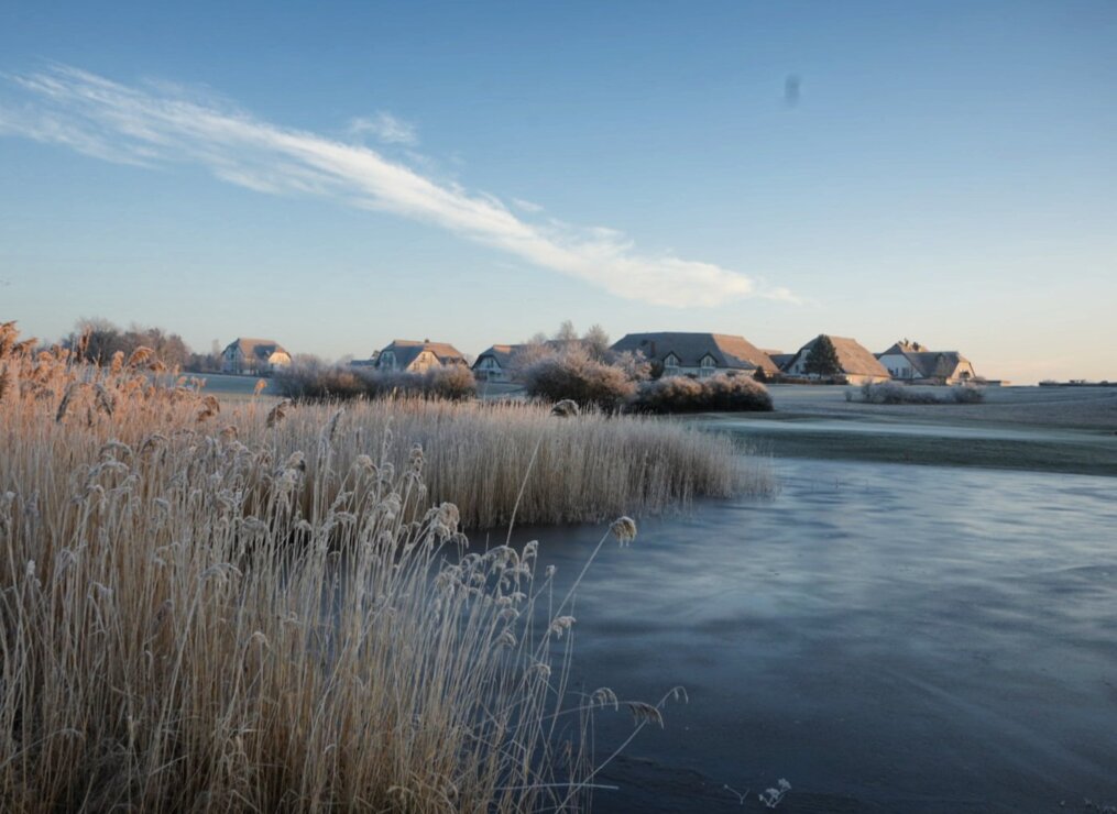 Wintergolf auf Usedom. Ein vereister Blick vom Golfpark zum Resort.
