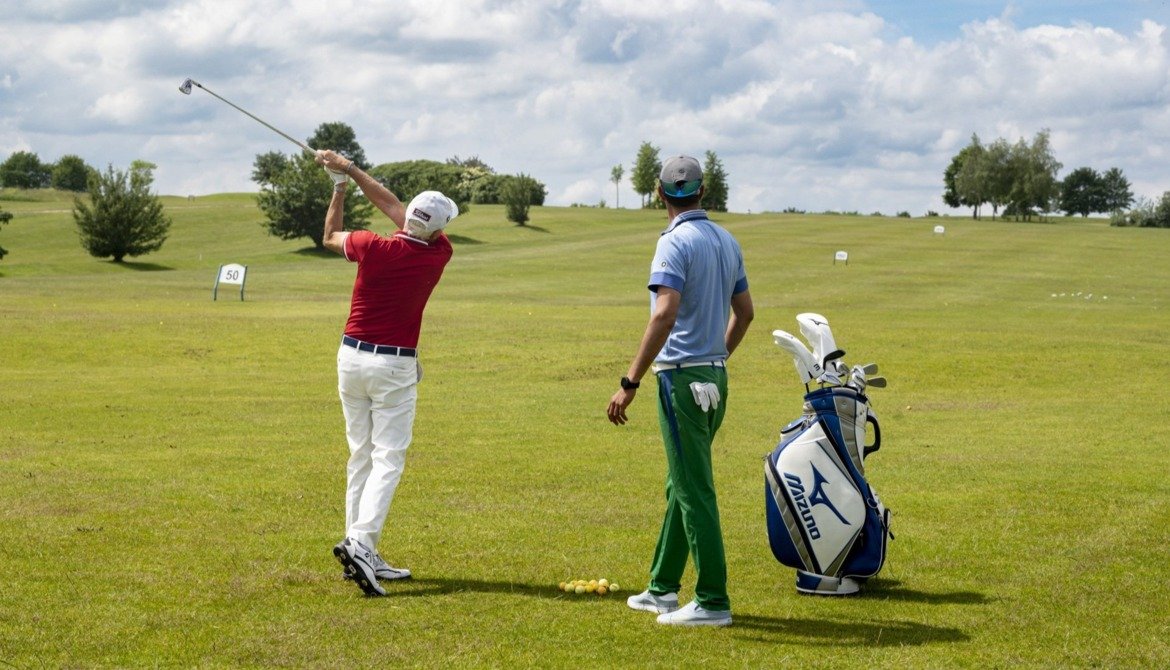 Den richtigen Schwung und Abschlag auf der Driving Range des Resort Balmer See trainieren